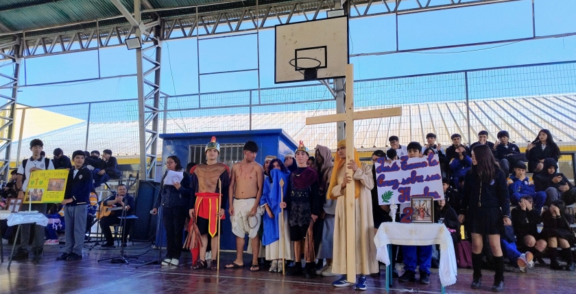 Nuestros/as estudiantes realizan representación del Vía Crucis